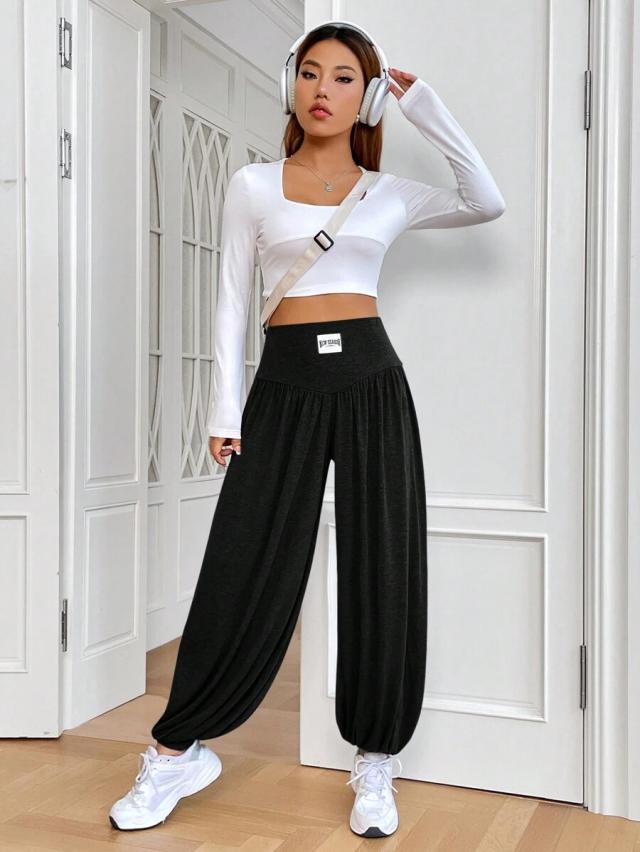 grey letter patched loose lantern sweatpants