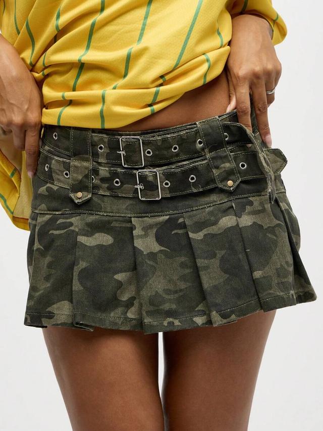 camo print pleated mini skirt with double buckle