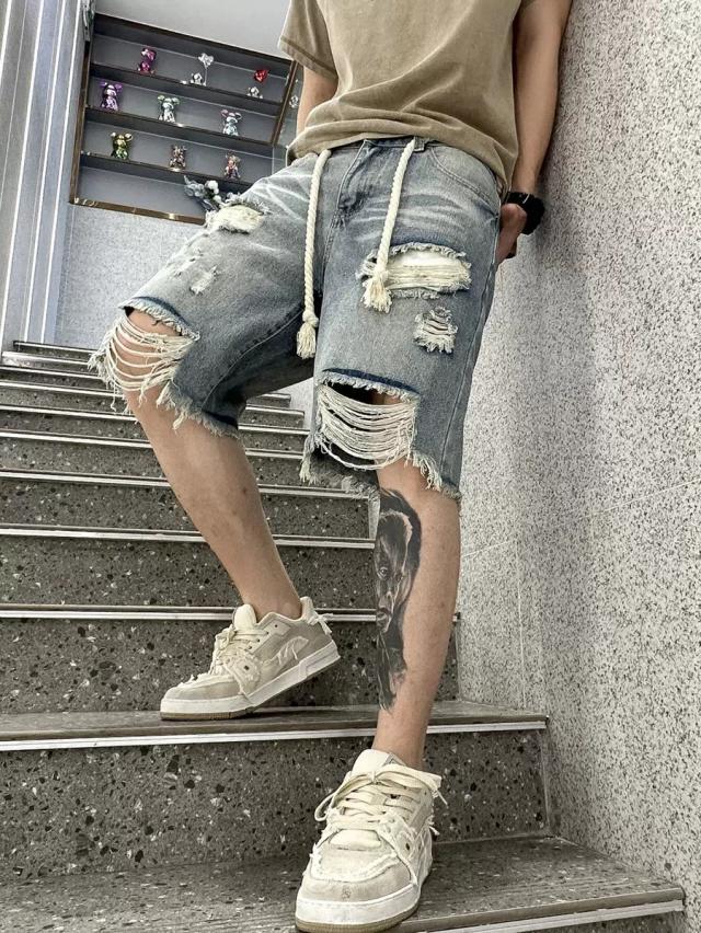 loose-fit distressed denim jorts with raw hem