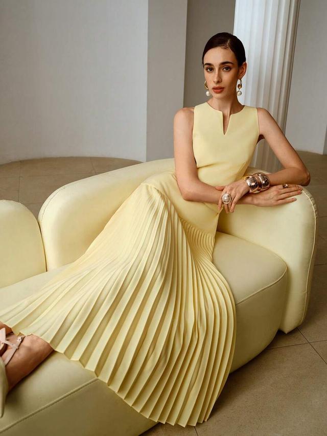 zeylah sleeveless pleated dress in pale yellow