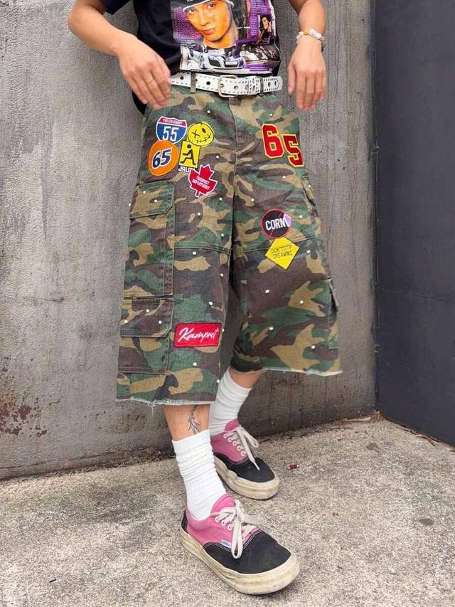 embroidered camouflage denim cargo shorts with pearl decor
