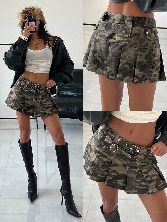camo print pleated mini skirt with buckle belt