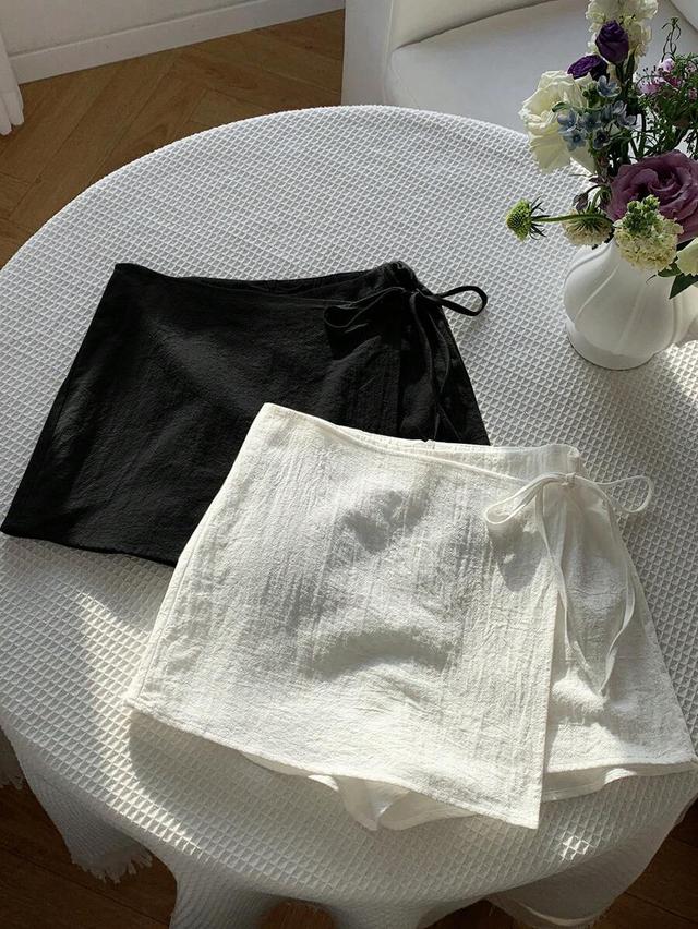 white two-piece set of black and white side tie skorts