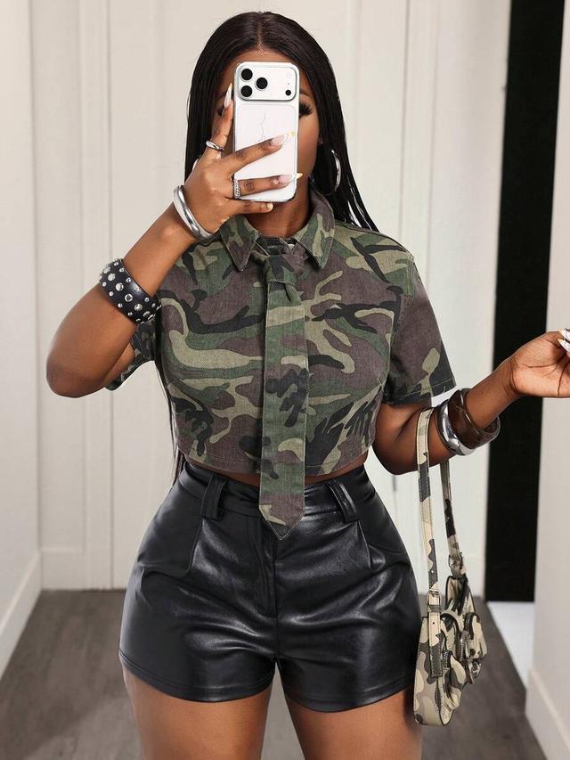 cropped camouflage print short sleeve shirt with tie