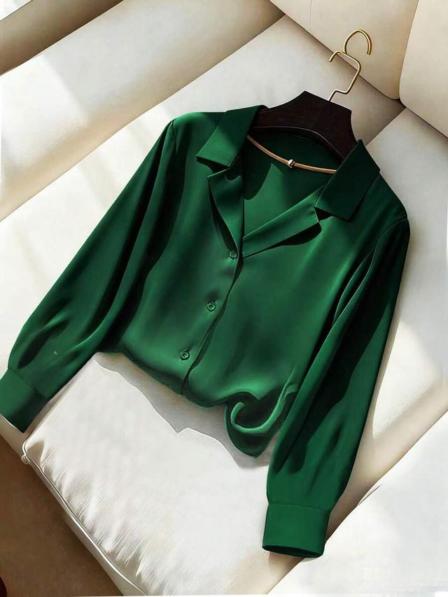 casual everyday green long-sleeved v-neck shirt