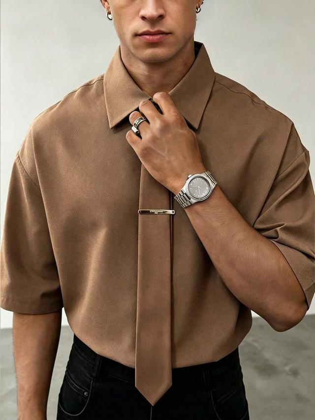 brown short sleeve button-up shirt