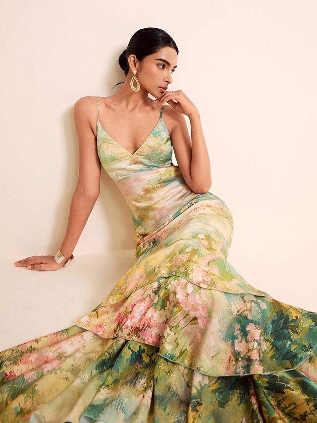 floral print v-neck spaghetti strap tiered ruffle dress