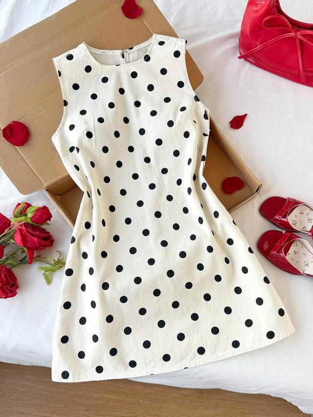 white and black polka dot sleeveless shift dress