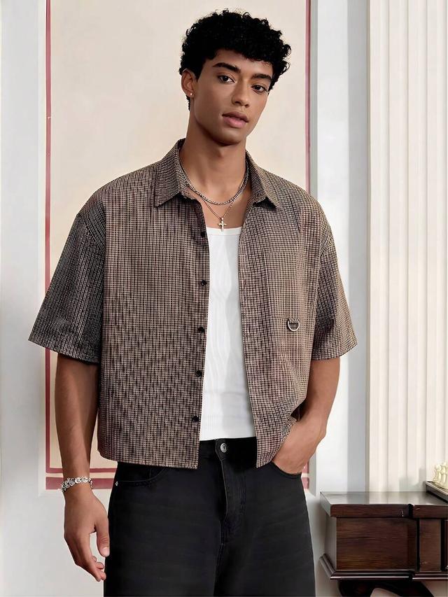 brown checkered loose-fitting short-sleeved button-up shirt