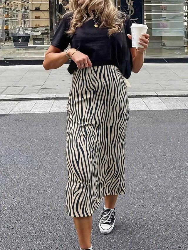 leopard print midi skirt with elegant vintage silhouette
